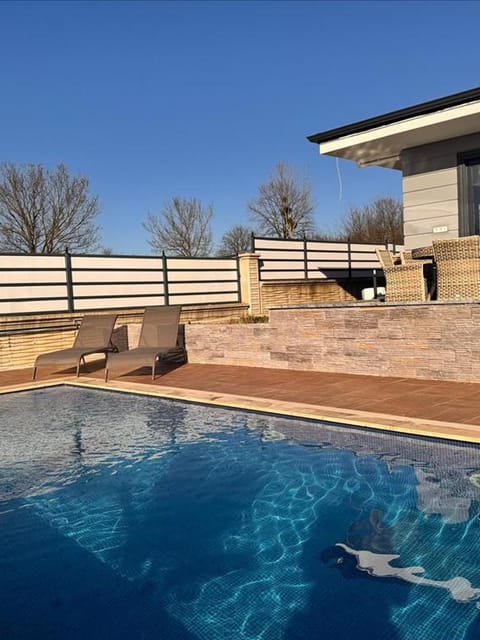 listing card gallery